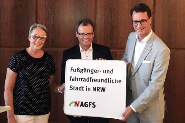 Urkundenunterzeichnung mit Minister Hendrik Wüst, Vorstand Christine Fuchs und Bürgermeister Michael Heidinger
